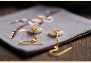 Vue détaillée des boucles d'oreilles chinoises avec double bonheur doré et jade pingan