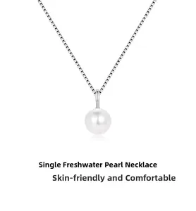 Detail van een witte zoetwaterparelketting met zilveren boxketting op een witte achtergrond