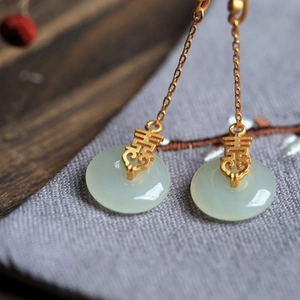 Boucles d'oreilles chinoises avec caractère Xi doré et pendentifs en jade vert poli