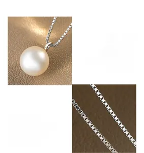 Detail van hoogglans gepolijste zilveren ketting en witte parel op lederen achtergrond