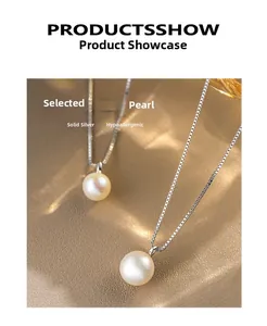 Detail van s925 sterling zilveren ketting met ronde witte parel op champagne achtergrond