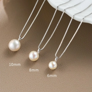 Minimalistische zoetwaterparel hangers in drie maten met een zilveren box-ketting