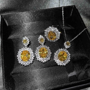 Detalle del conjunto de joyas de lujo con gemas amarillas y diseño de halo de diamantes
