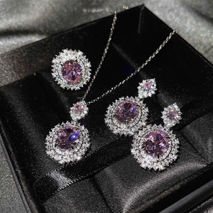 Detalle de conjunto de joyería de lujo con gemas rosas redondas y halo de cristales finos