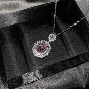 Detalle de collar de plata con dos colgantes de girasol de piedras preciosas rosas ovaladas