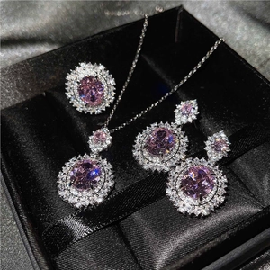 Conjunto de joyas de lujo con piedras rosas que incluye collar, anillo y pendientes
