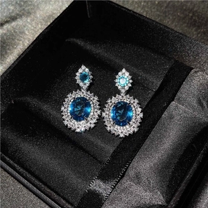 Pendientes de lujo con topacio azul y micro pavé de plata en una elegante caja de regalo