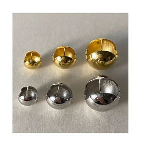 Détail d'un lot de six boucles d'oreilles boules dorées et argentées en petites tailles