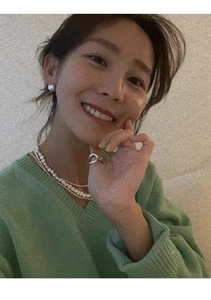 Collier de perles à trois rangs avec boucles d'oreilles et bague vague sur mannequin