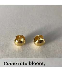 Détails de boucles d'oreilles demi-sphère dorées avec finition miroir polie sur une carte