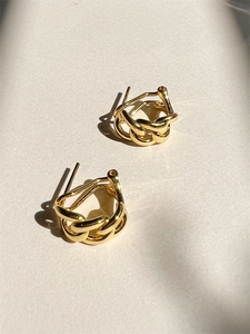 Détails macro de boucles d'oreilles maillons de chaîne dorés avec finition polie brillante
