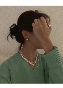 Gros plan d'un collier de perles triple épaisseur avec boucles d'oreilles et bague rubis