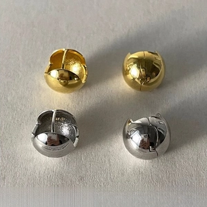 Créoles boules minimalistes en or et argent avec une surface miroir polie élégante