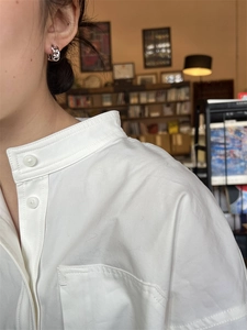 Gros plan de boucles d'oreilles créoles à triple chaîne argentée portées au style industriel