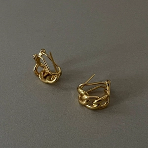 Boucles d'oreilles créoles chaîne dorée minimaliste avec finition polie sur fond pierre