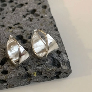 Minimalist S925 sterling silver triangular geometric hoop earrings with polished finish