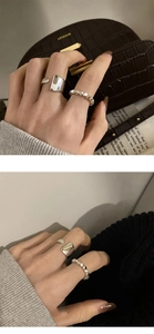 Primer plano de anillos apilables de plata de ley S925 en la mano de una modelo