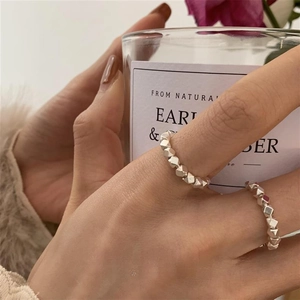 Primer plano de anillos geométricos de plata de ley con un estilo minimalista moderno