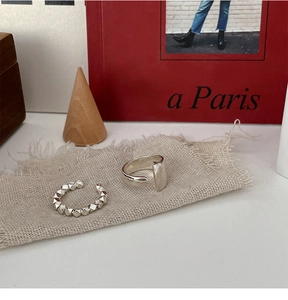 Vista detallada de anillos de plata esterlina S925 con cuentas y diseño irregular
