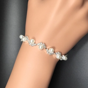 Elegante bracciale da sposa con perle bianche tonde e strass scintillanti incastonati