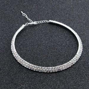 Collier ras du cou luxueux à double rangée de strass avec fermoir mousqueton argenté