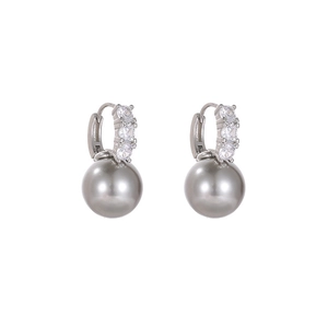 Détail de boucles d'oreilles avec perles grises et zircons brillants sur monture argentée