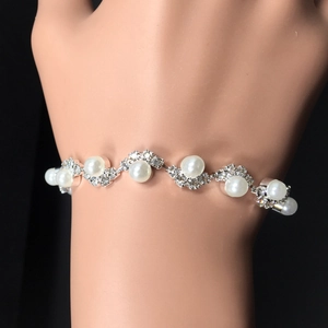 Elegante bracciale da sposa con perle e strass scintillanti in argento lucido