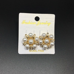 Boucles d'oreilles fleurs élégantes avec perles d'imitation blanches et strass étincelants