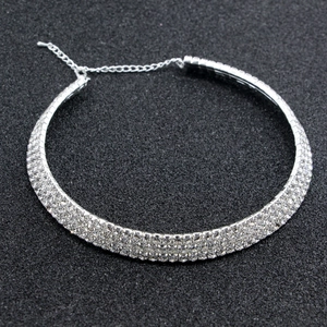 Collier ras du cou de mariée élégant à trois rangées de strass avec chaîne en argent