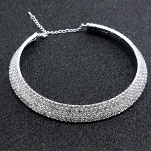 Collier ras du cou luxueux en argent à trois rangées de strass avec chaîne réglable