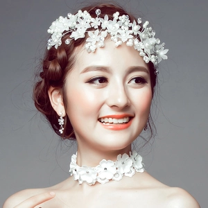 Parure de bijoux de mariée avec fleurs blanches artisanales, perles et détails en cristal