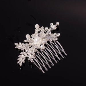 Peigne à cheveux de mariée argenté avec cristaux et perles au design floral élégant