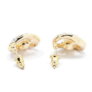 Détails des boucles d'oreilles fleur dorées avec strass, perles et fermoirs