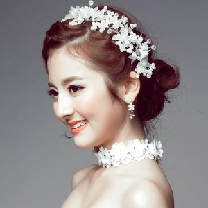 Détail de la parure de mariée avec fleurs mates, perles et cristaux étincelants