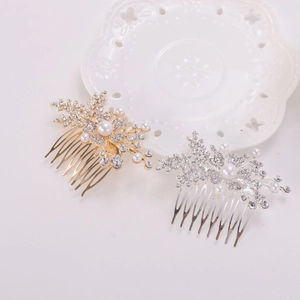 Détail de peignes à cheveux floraux avec cristaux étincelants et perles sur plateau