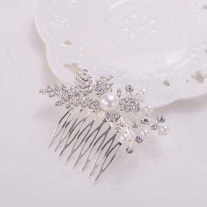 Peigne à cheveux de mariée élégant avec fleurs en argent, strass et perles sur plateau blanc