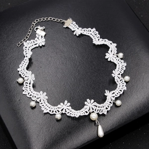 Collana choker in pizzo bianco con fiori, pendente di perla e chiusura regolabile