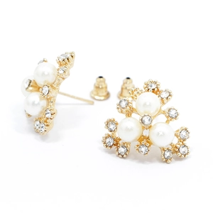 Vue détaillée des boucles d'oreilles fleur élégantes avec perles et strass brillants
