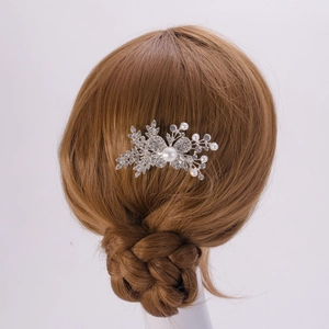 Peigne à cheveux de mariée avec perles et cristaux sur branches fleuries argentées