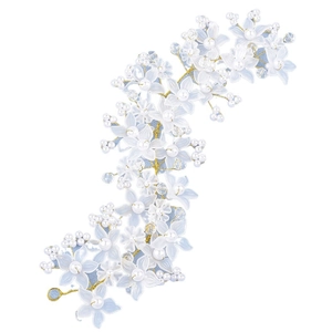 Vue détaillée d'une vigne de cheveux de mariée avec fleurs en émail bleu et perles