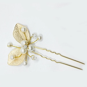 Détail de l'épingle à cheveux en forme de U avec feuilles dorées et perles blanches