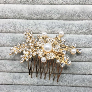 Vue détaillée du peigne à cheveux doré pour mariée avec fleurs, perles et strass clairs
