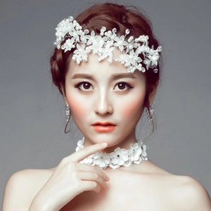 Coiffe de mariée blanche faite main avec fleurs et collier en perles assorti