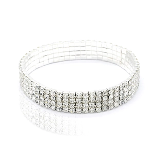 Detailansicht eines dreireihigen Kristallarmbands mit silbernem Finish und Glanzeffekt