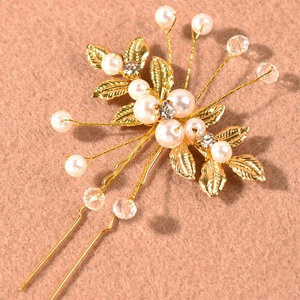 Épingle à cheveux de mariée faite main avec feuilles dorées et perles sur beige