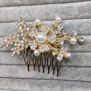 Détail du peigne à cheveux fleur dorée avec cristaux brillants et perles blanches