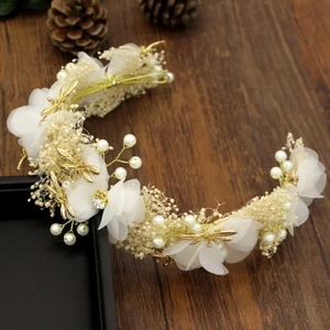 Couronne de mariée faite main avec fleurs de soie blanches, perles et libellules