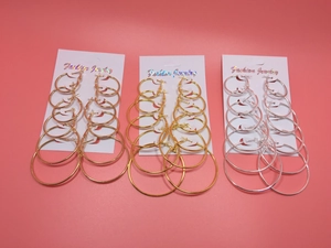 Détail de lots de créoles en finitions or or rose et argent sur cartes de vente