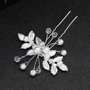 Épingle à cheveux de mariée avec perles blanches et feuilles argentées sur fond sombre