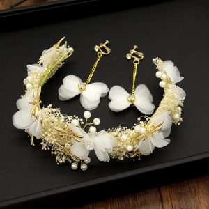 Serre-tête de mariée fait main et boucles d'oreilles papillon avec fleurs blanches et perles